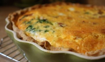 Лучше готовить сразу два: легкий домашний пирог с яйцом и луком