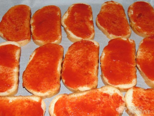 Рецепт: Сытные горячие бутерброды — со шпротами и луком