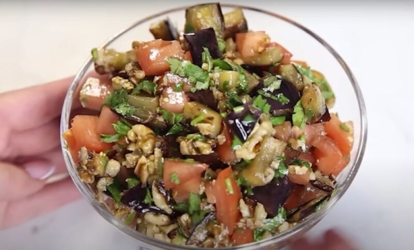 Невероятно вкусный салат с баклажанами. Легкий и насыщенный: быстрое приготовление