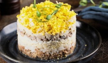 Классический салат Мимоза с рыбными консервами