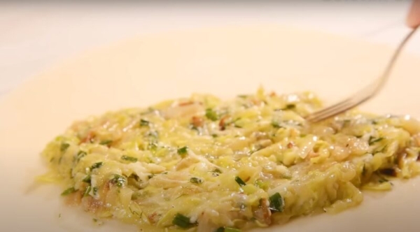 Просто натрите 2 кабачка. Так вкусно я еще не готовила: намного лучше, чем чебуреки