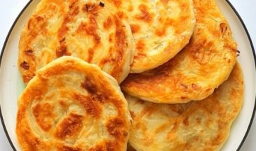 Вкусные луковые лепешки на сковороде. Готовим и едим уже 2 дня подряд: простой рецепт