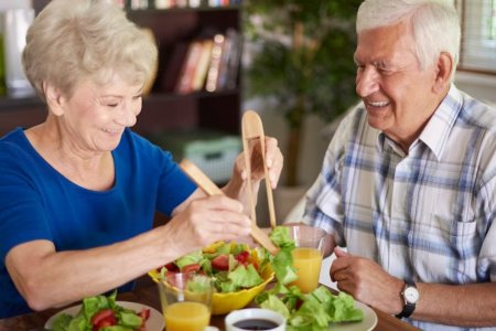 Диетолог Арзамасцев перечислил самую вредную пищу для людей старше 60 лет