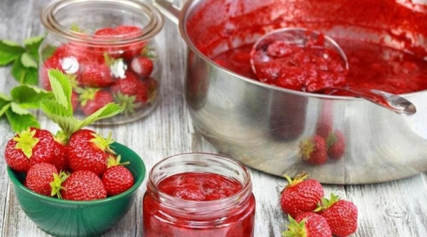 Клубничное пюре с целыми ягодами на зиму
