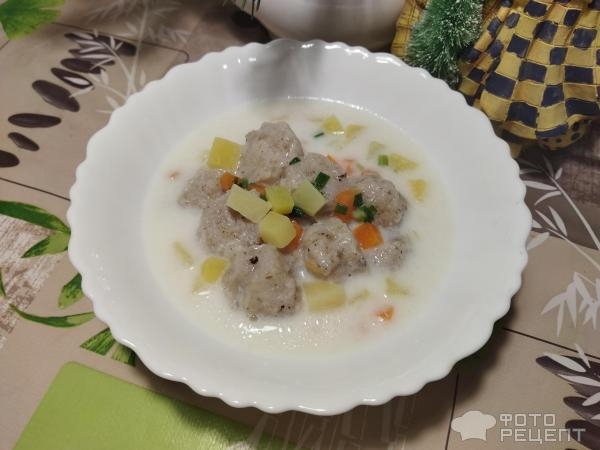 Рецепт: Легкий суп с фрикадельками — суп с рыбными фрикадельками, сливки по желанию