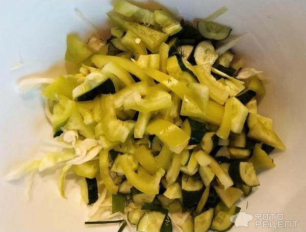 Рецепт: Салат с капустой, огурцами - С болгарским перцем и зеленью.