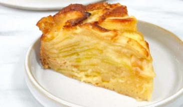 «Невидимый» яблочный пирог готовится почти без сахара и муки: рецепт нежнейшего десерта