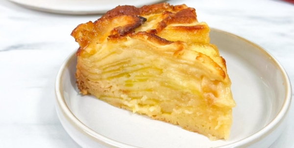 «Невидимый» яблочный пирог готовится почти без сахара и муки: рецепт нежнейшего десерта