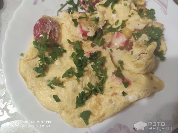 Рецепт: Омлет на сковороде - С крабовыми палочками, помидорами черри и кукурузой.