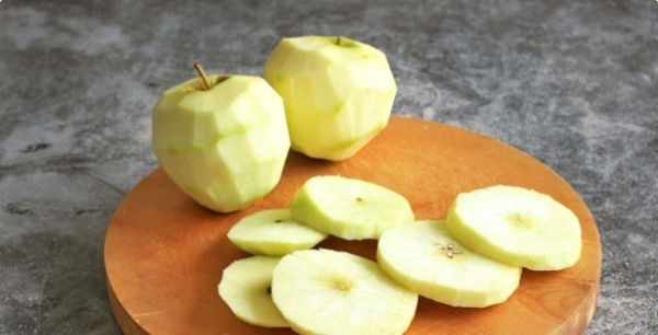Яблоки в слоеном тесте в духовке