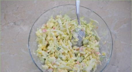 Салат с крабовыми палочками, кукурузой, яйцом и огурцом классический