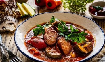 Удивительная закуска за копейки: как приготовить лечо из кабачков и баклажанов