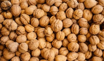 Зачем перед чисткой ставить грецкие орехи в духовку: лайфхак, которым вы будете пользоваться