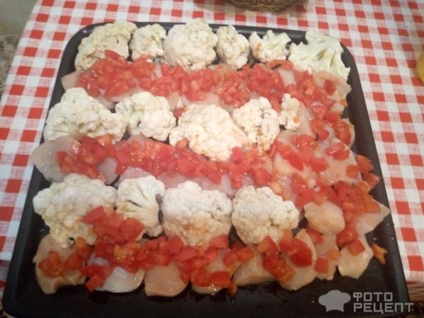 Рецепт: Цветная капуста, запеченная с куриным мясом и помидорами — В духовке