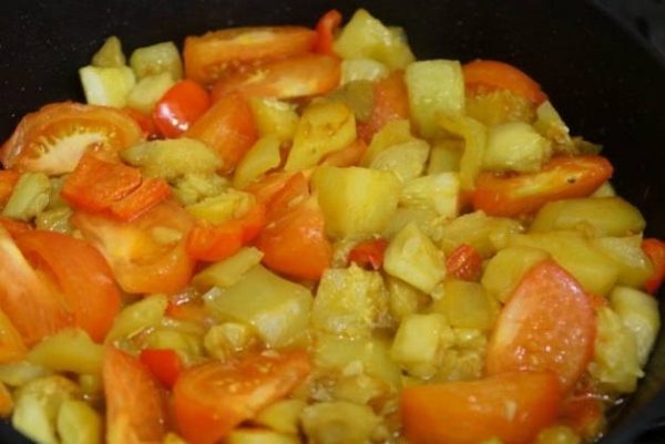 Овощное рагу из кабачка, баклажанов, перца и помидоров