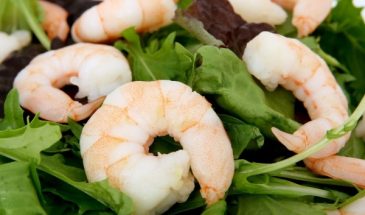 Идеальное сочетание: быстрый салат с креветками, киви и брынзой