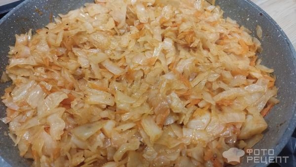 Рецепт: Тушенная капуста - и вкусный гарнир, и отличная начинка для булочек