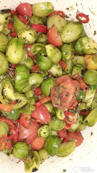 Рецепт: Салат из зеленых помидор без обработки - По домашнему