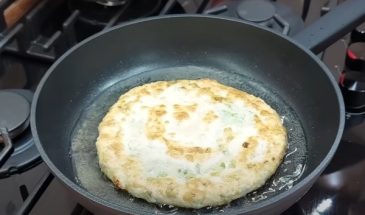 Они просто бесподобно вкусные. Лепешки из муки, воды и зеленого лука: готовлю быстро на сковороде