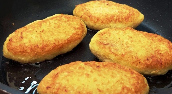 Картошка и куриное филе. Вкусный ужин обеспечен: Картофельные зразы с грибным соусом