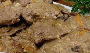 Куриная печень в сметане с луком на сковороде