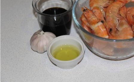 Креветки в соевом соусе с чесноком на сковороде