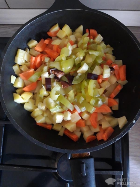 Рецепт: Овощи тушеные с мясом по деревенски - с сушеными грибами на сковороде...