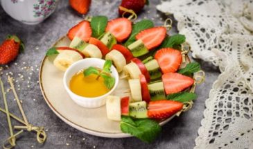 Фруктовое канапе с клубникой