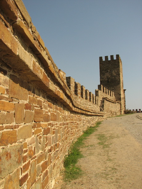 Стены и башни Генуэзской крепости