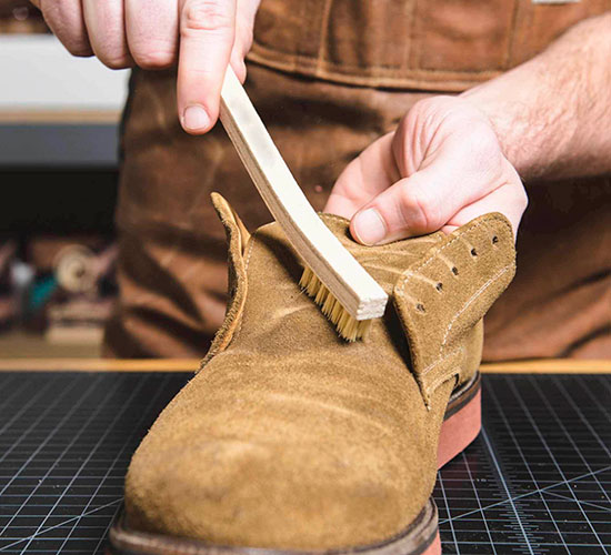 Какими средствами производится чистка обуви и чем они отличаются от бытовых средств?