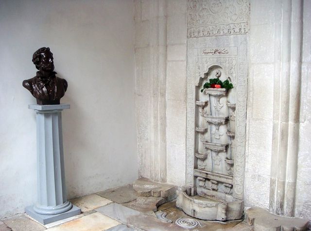 Фонтан слёз и памятник Пушкину в ханском дворце в Бахчисарае