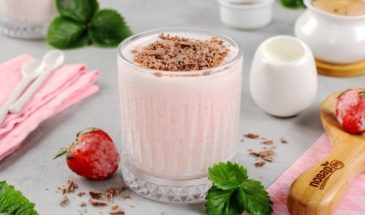 Коктейль из мороженого и клубники