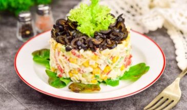 Крабовый салат с сыром и маслинами