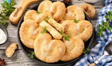 Крендельки с сахаром из песочного теста