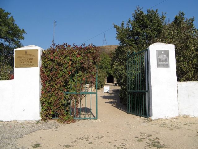 Ворота к памятнику истории "Царский курган"