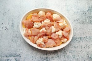 Курица с картошкой и цветной капустой в духовке