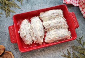 Куриные рулетики с грибами, маслинами и сыром