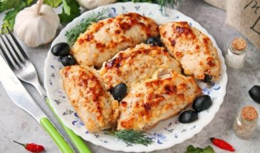 Куриные рулетики с грибами, маслинами и сыром
