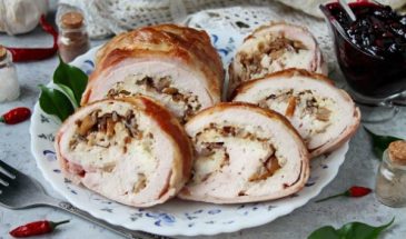 Куриный рулет с грибами, беконом и сыром