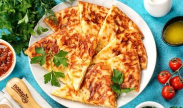 Ленивые хачапури с сыром на сковороде на кефире