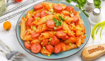 Макароны с сосисками на сковороде
