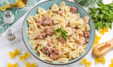 Макароны с тушенкой в кастрюле