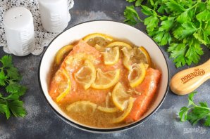 Маринованная семга с лимонным соком, кориандром и перцем