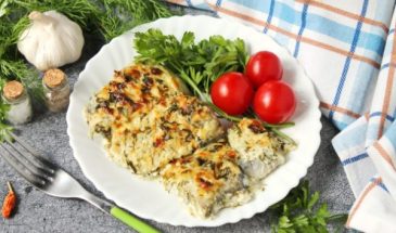 Минтай в сметане с маринованными огурцами