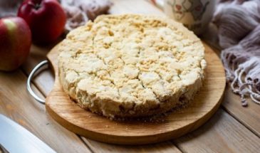 Насыпной пирог с яблоками без манки
