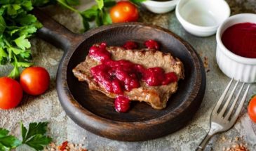 Нежная говядина под ягодным соусом