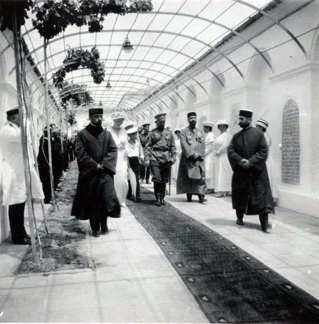 Николай II в караимской кенасе в Евпатории