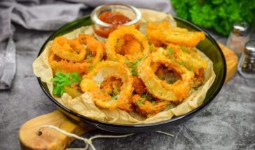 Обжаренные луковые кольца