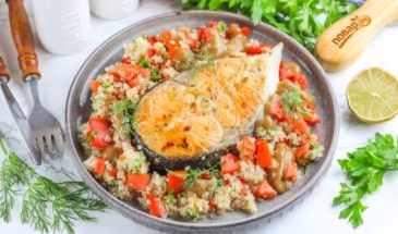 Огненный лосось с киноа и томатами