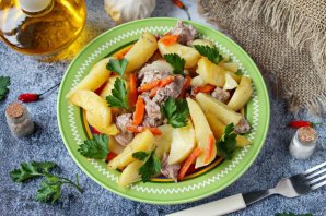 Оленина с картошкой в духовке